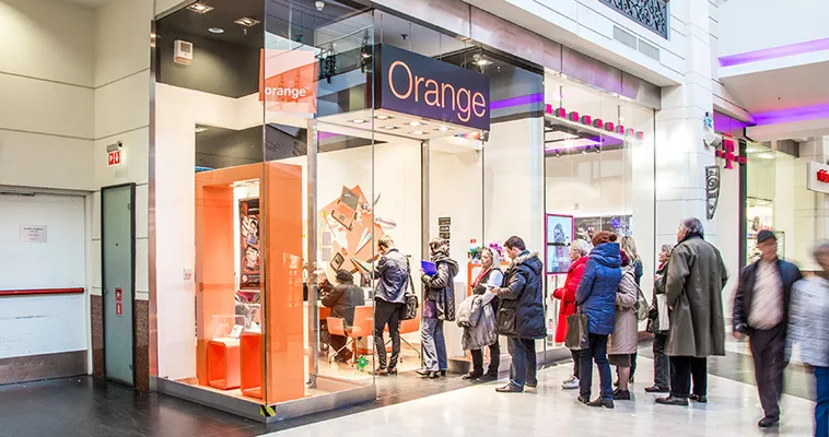 Customers queuing in an Orange shop. Common waiting time: more than 1 hour.